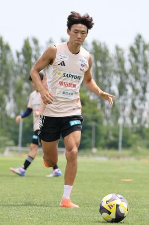練習で汗を流すＤＦ稲村隼翔＝聖籠町