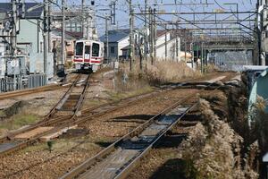 衆院新４区の長岡市、小千谷市へ延びるＪＲ上越線（右）と、新５区の中核・上越市とつながるほくほく線の分岐点。市民にとって、心理的な距離はどちらが近いだろうか＝南魚沼市六日町