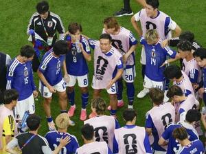 オランダ戦の後半、飲水タイムに選手を鼓舞する長友佑都(中央)=14日、ダラス(共同)