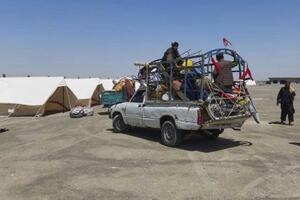 アフガン難民の家族=4月、パキスタン南西部(AP=共同)