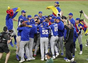 ＷＢＣ決勝で米国を破って初優勝を果たし、喜ぶベネズエラの選手たち＝マイアミ（ＡＰ＝共同）