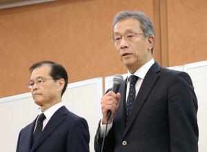 記者会見する東大の藤井輝夫学長(右)=8日午後、東京都文京区