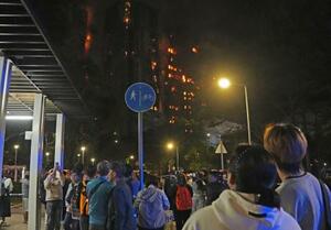 　大規模な火災が起きた香港北部・新界地区大埔の高層住宅群＝２６日（共同）