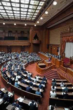 健康保険法などの改正案が審議入りした参院本会議=13日午前