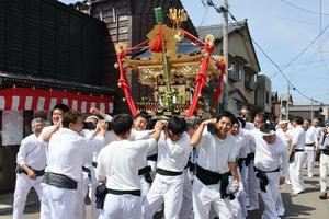 町民らがみこしを担いで旧北国街道を練り歩いた出雲崎大祭＝出雲崎町
