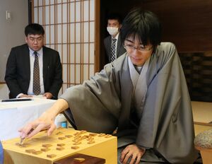 ２０１７年の棋王戦の対局を感想戦で振り返る千田翔太六段（当時）＝１７年３月５日、新潟市中央区の新潟グランドホテル