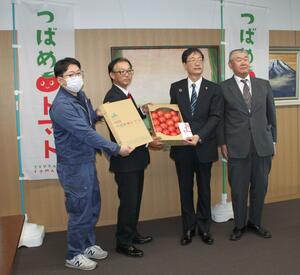 「つばめトマト」を鈴木力・燕市長(右から2人目)に寄贈する江村正樹会長(右から3人目)ら=燕市役所