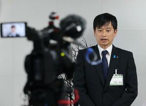 不適切発言を上越市内の事業所へ謝罪後、報道陣へ囲み取材に応じる上越市の中川幹太市長=6月21日、上越市