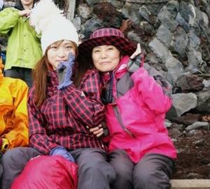 　富士登山で写真に納まる高橋まつりさん（左）と母幸美さん＝２０１３年７月（幸美さん提供）
