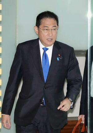 首相官邸に入る岸田首相=8月14日午前