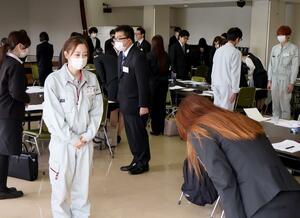新社会人がビジネスマナーや心構えを学んだ合同研修=上越市の上越商工会議所