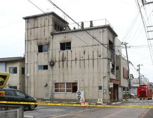 ２人の遺体が見つかった火災現場＝３１日、新潟市秋葉区
