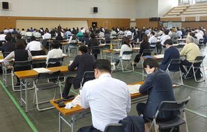 企業の採用担当者が参加したハローワーク新発田の求人説明会=新発田市カルチャーセンター