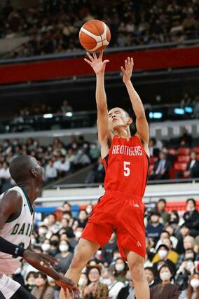 第２クオーター、開志国際の平良宗龍がジャンプシュートを決め、３３－２５