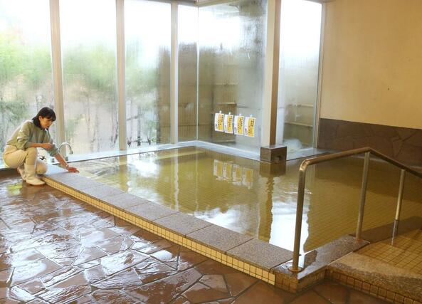 浴室の改修工事を終えて3カ月ぶりに営業を再開した「森の湯小屋 さぎの湯 しらさぎ荘」=12月1日、三条市矢田