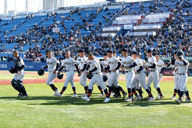 英明－帝京長岡　初戦で敗れスタンドに向かう帝京長岡の選手たち＝明治神宮野球場