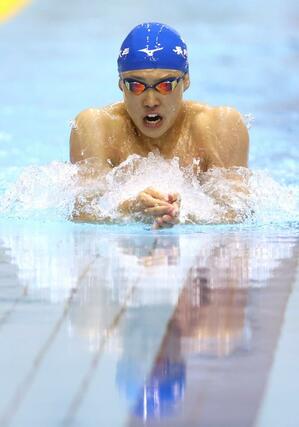 男子２００メートル平泳ぎ　県高校新記録で優勝した今泉悠成（長岡大手）＝１７日、長岡市のダイエープロビスフェニックスプール
