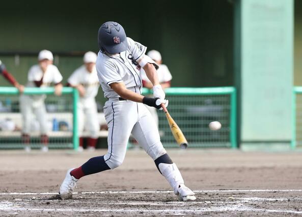 関根学園-高岡商 勝ち越しの三塁打を放った関根学園の大平慈温=福井フェニックススタジアム