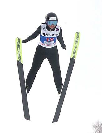 女子ジャンプ　３位に入った荻野璃子（小千谷）の１回目＝長野県野沢温泉村