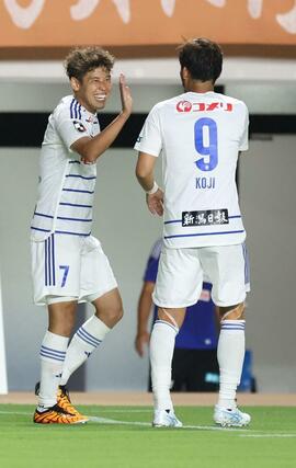 先制ゴールを決め、喜ぶ谷口海斗（７）