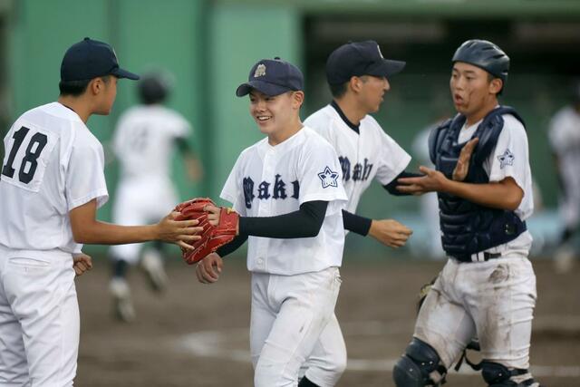 巻－村上　８回村上の小田陸を三振に打ち取り、５－４で同点を免れた巻の保倉泰斗（左から２番目）＝新発田市五十公野