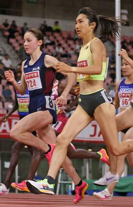 女子１５００メートル決勝、優勝した田中希実（右）とドルーリー朱瑛里＝デンカビッグスワン