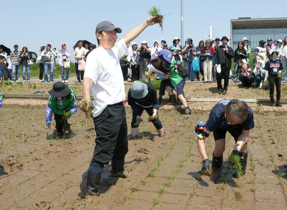 東京ヤクルトスワローズの高津臣吾前監督を招いた田植えイベント＝燕市吉田西太田