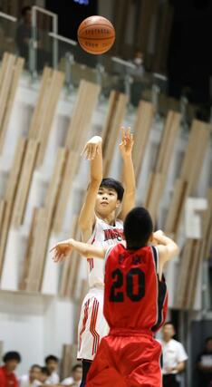 男子予選リーグ　本丸－梅丘（東京）　第３クオーター、本丸の藤田羚央が３点シュートを決める＝アオーレ長岡