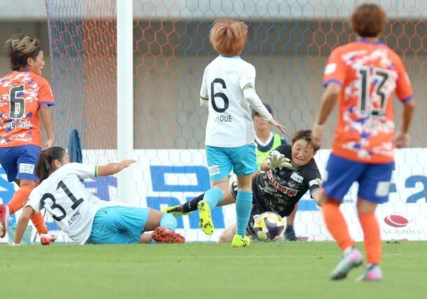 前半、こぼれ球に飛び込むＧＫ久野吹雪＝ビッグスワン