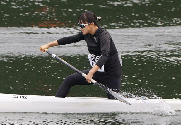 成年女子カヌースプリント・カナディアンシングル（２００メートル）決勝　５位入賞した沖野星（東女体大学）＝佐賀市