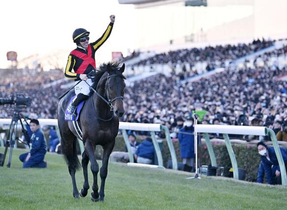 第７０回有馬記念をミュージアムマイルで制し、喜ぶクリスチャン・デムーロ騎手＝中山競馬場