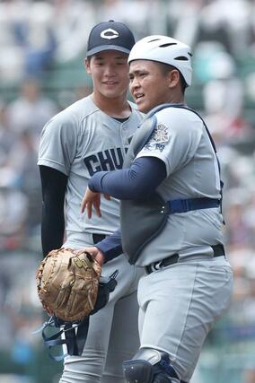 中越－関東第一　５回、勝ち越しを許し、マウンドで言葉を交わす中越のエース雨木天空（左）と捕手仲丸陽大＝甲子園
