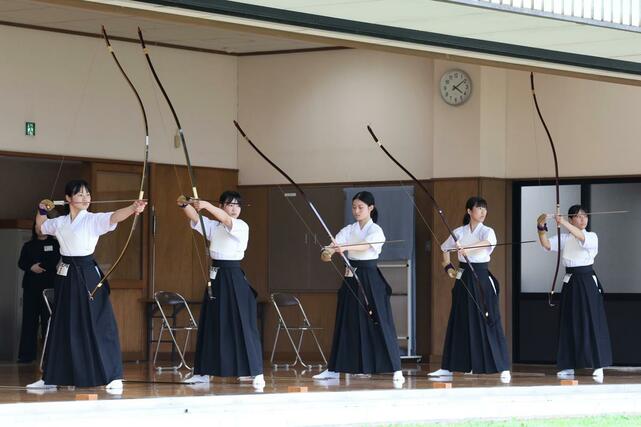 女子団体決勝 初優勝を果たした帝京長岡の選手たち。左から吉田、佐藤、鈴木、長谷川、松原=2日、新潟市秋葉区の新津地域学園弓道場