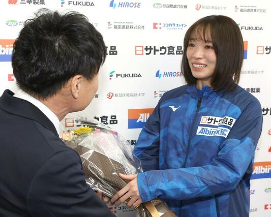 サプライズで登場した恩師の和田紀明さん（左）から花束を受け取る広田