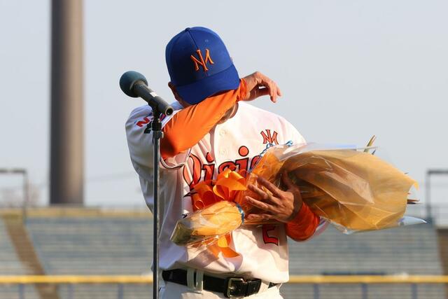 涙を流す稲葉大樹コーチ