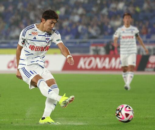 後半、ＦＷ太田修介がゴールを狙う＝日産スタジアム