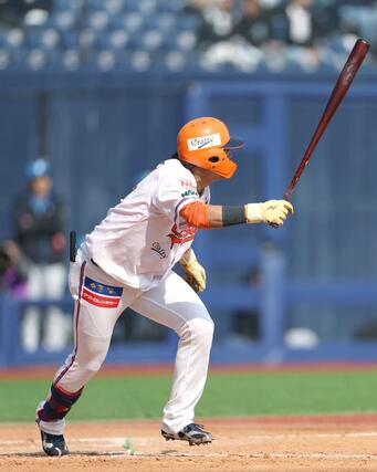 ５回オイシックス１死満塁、知念大成が勝ち越し打を放ち２－１