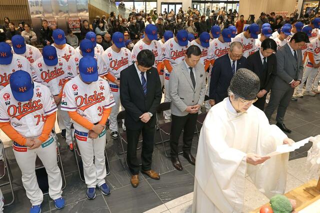 開幕戦に向けたオイシックス新潟アルビレックスＢＣの出陣式＝１２日、新潟市中央区