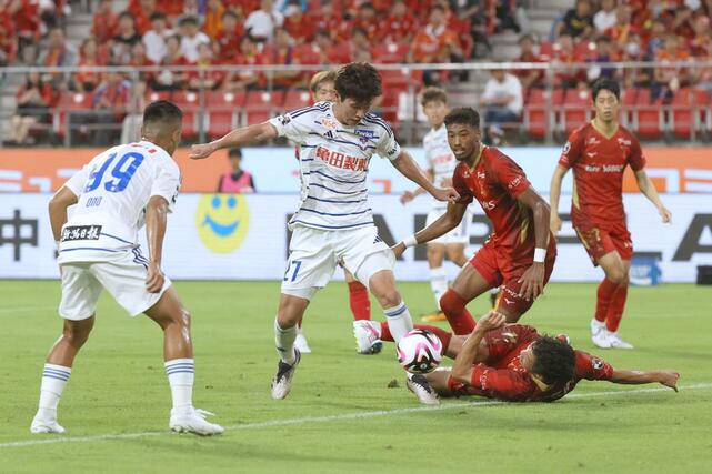後半、体を張った名古屋の守りに跳ね返される新潟の長倉幹樹＝９月１８日、豊田スタジアム