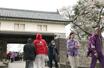 「ももクロ春の一大事2025 新発田新発見!?」の中止が発表された後でも、多くのファンが訪れた新発田城跡公園=13日、新発田市