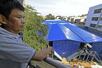 　ミャンマー人の建設労働者らの住居を、高架橋から眺めるコシェイジー。壁に隙間などはなく「私の住居よりだいぶいい」とつぶやいた＝２０２６年２月、バンコク（撮影・浮ケ谷泰、共同）