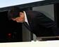 　記者会見で謝罪するＫＤＤＩの松田浩路社長＝３１日午後、東京都港区