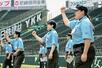 　甲子園球場で行われた全国審判講習会に参加した女性審判員の岩男香澄さん（右端）ら＝４日、兵庫県西宮市