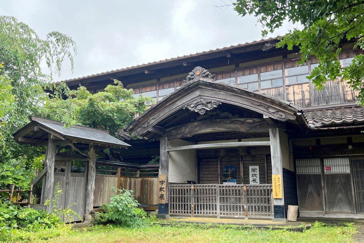 新潟県の名家の分家より　古銅　ほてい様 保存危ぶまれた新潟弥彦村「旧鈴木家住宅」衆知の力で後世へ！国登録