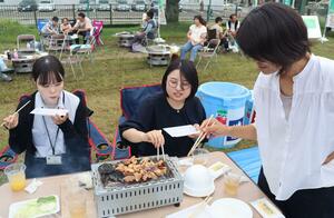 魚沼市で親しまれているもつ焼きを楽しむ来場者=10月5日、魚沼市小出島