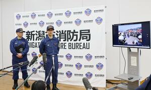 岩手県大槌町の山林火災現場での活動について報道陣に説明する、江南消防署の杉本博一予防課長（右）＝２８日、新潟市中央区の市消防局