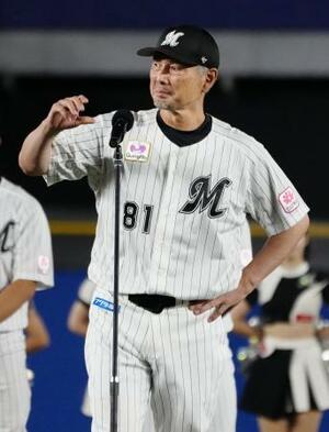 最終戦セレモニーのあいさつで涙ぐむロッテ・吉井監督=ZOZOマリン