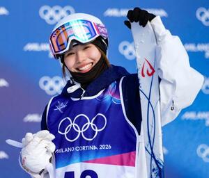 　女子モーグル決勝１回目を終え、笑顔を見せる中尾春香＝リビーニョ（共同）