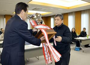 2024年度の村上牛枝肉共励会で最優秀賞を受賞した野村吉夫さん(右)=胎内市本郷