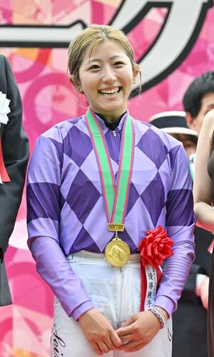 第87回オークスでジュウリョクピエロに騎乗し優勝した今村聖奈騎手。JRA女性ジョッキー初の3歳クラシック制覇を遂げた=24日、東京都府中市の東京競馬場